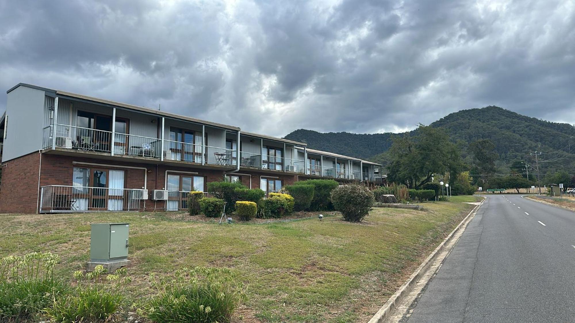 Mountain Creek Motel Bar & Restaurant Mount Beauty Exterior photo